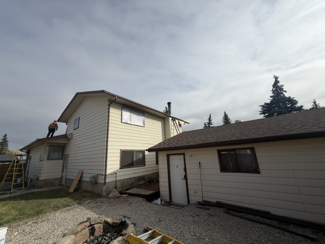 Cream siding house and garage before exterior painting